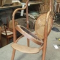 Puidu ja rotangi kahjustustega Thonet tugitoole enne restaureerimist